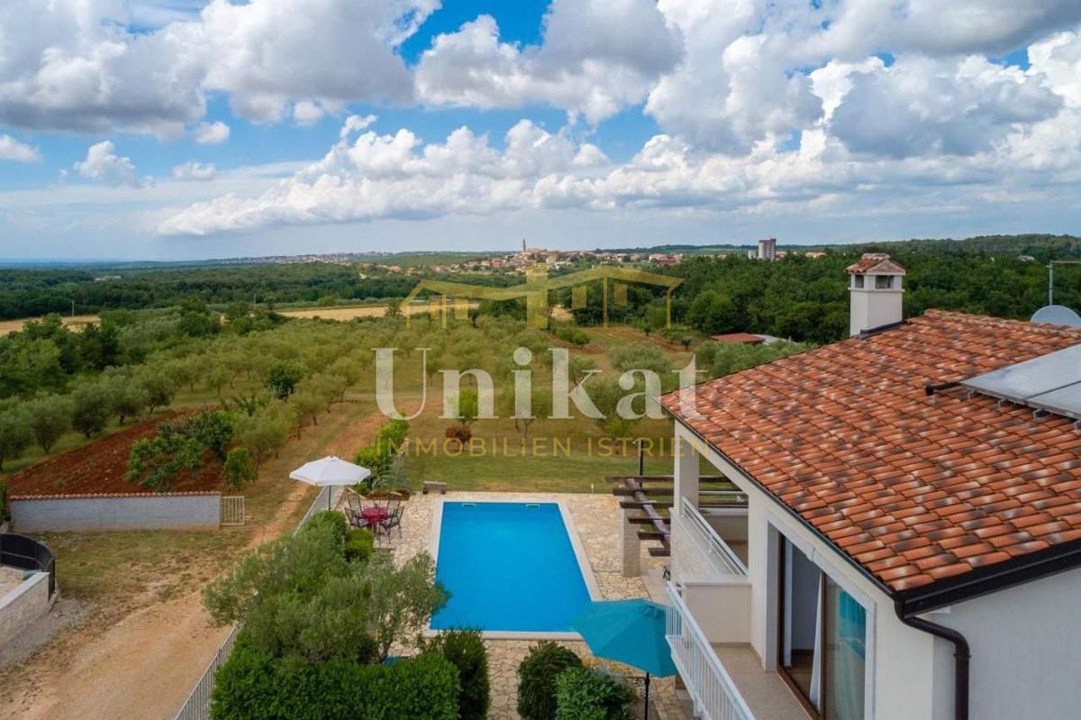 Casa con piscina e vista mare